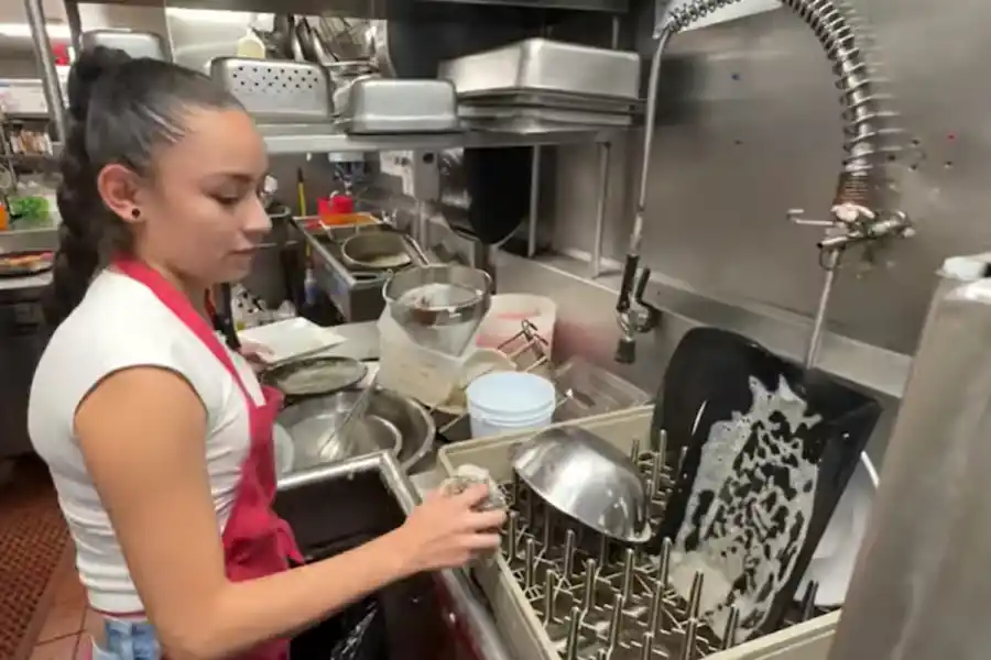 LAVAR PLATOS. La youtuber guatemalteca vivió la experiencia de un migrante que recién llega a EE.UU. para mostrar su realidad. / VLOG DE GABY