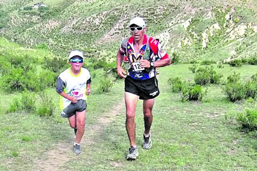 RECUERDO JUNTO A SU PADRE. Agustín corrió en más de su ocasión carreras de aventura con su papá Luis.