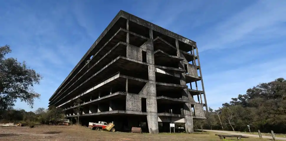 EL EDIFICIO DE SAN JAVIER. Vestigio de la ciudad universitaria que proyectó a fines de los 40 la UNT.