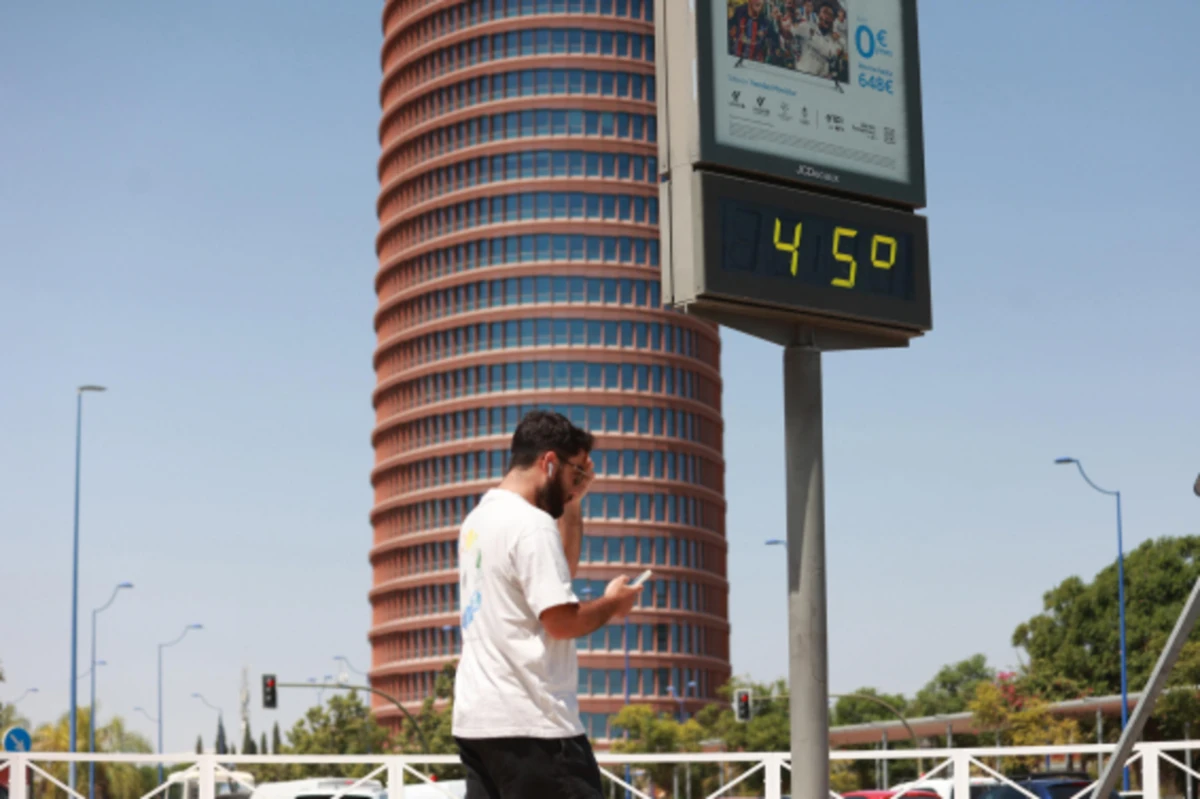 OLA DE CALOR. Un termómetro junto a la Torre Pelli marca 45 grados en Sevilla  (Rocío Ruz - Europa Press / Europa Press)