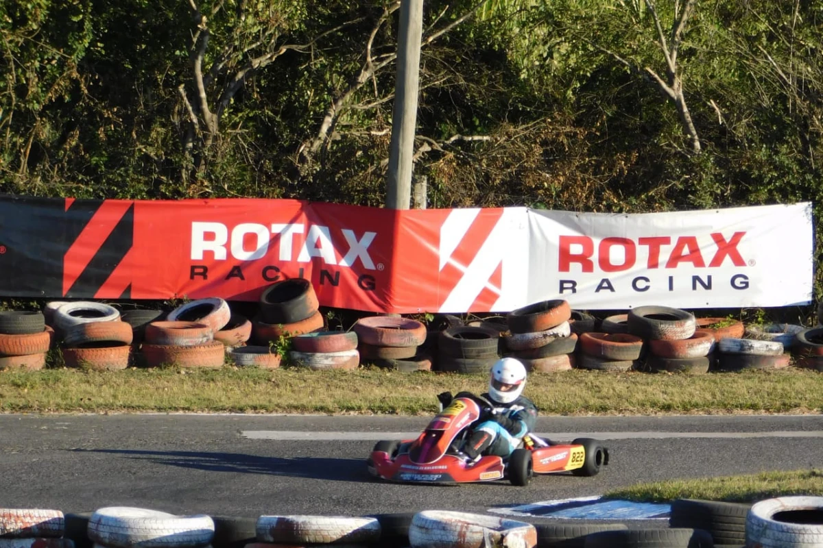 EN PLENA TAREA. Lizárraga pilotea su kart con el que logró una gran victoria en su debut en la categoría. “Me enteré ese día que era una fecha importante”, dijo.