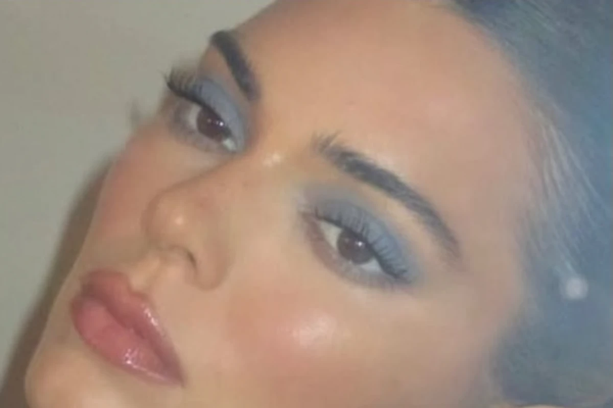 Vuelve a ser tendencia en España un ícono de los 2000: la sombra de ojos celeste