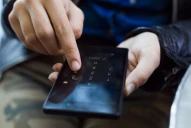 ¿Por qué desbloqueamos el celular todo el tiempo? La explicación de la psicología