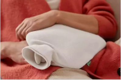Bolsa de agua caliente: ¿es peligroso colocarla dentro de la cama y cómo usarla de manera segura?