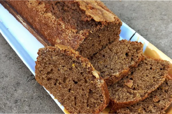 Budín esponjoso de chocolate y naranja saludable: sin azúcar y sin harina