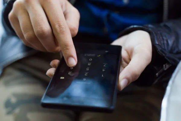 ¿Por qué desbloqueamos el celular todo el tiempo? Qué dice la psicología sobre este hábito