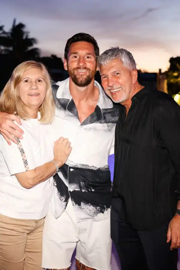 El cumple de Lionel Messi en fotos: abrazo familiar, torta con guiño y un ausente especial