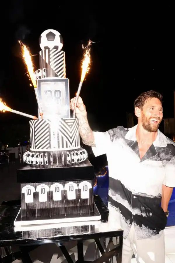 El cumple de Lionel Messi en fotos: abrazo familiar, torta con guiño y un ausente especial