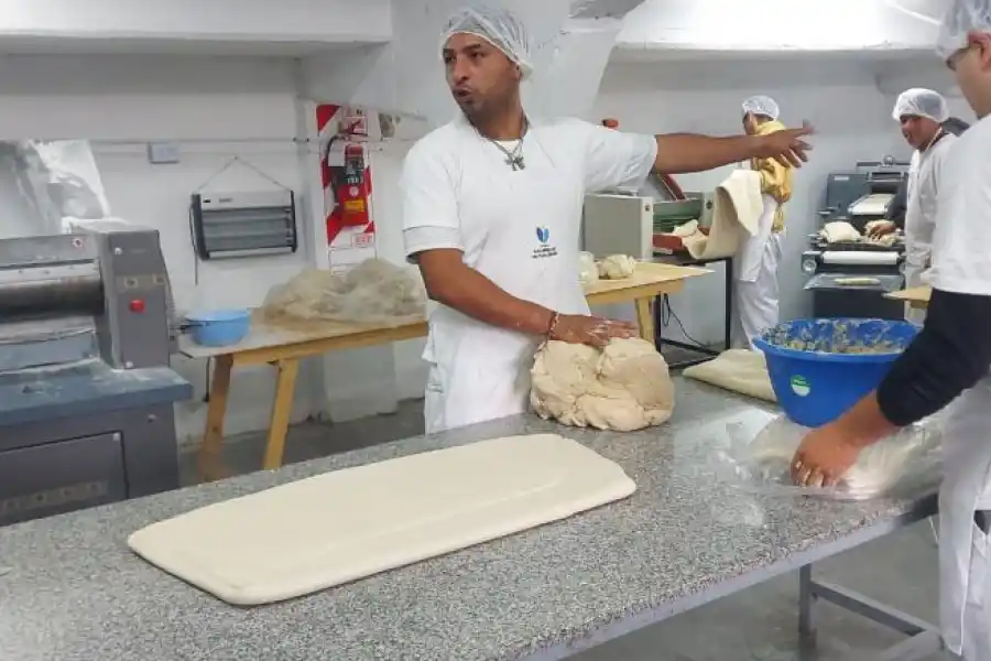 PANADERÍA. Este año se habilitó un servicio para que la gente retire pan.
