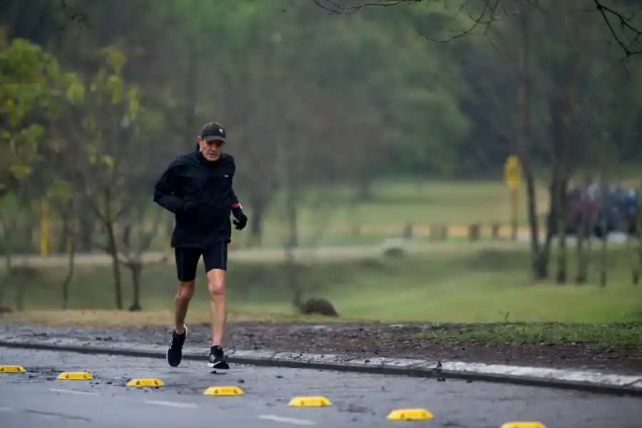 ROPA ADECUADA. Desabrigarse en días fríos no está permitido para deportistas. LA GACETA/ FOTO DE DIEGO ARÁOZ