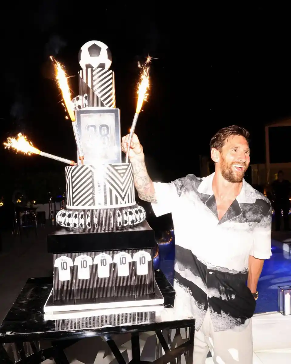 El cumple de Lionel Messi en fotos: abrazo familiar, torta con guiño y un ausente especial