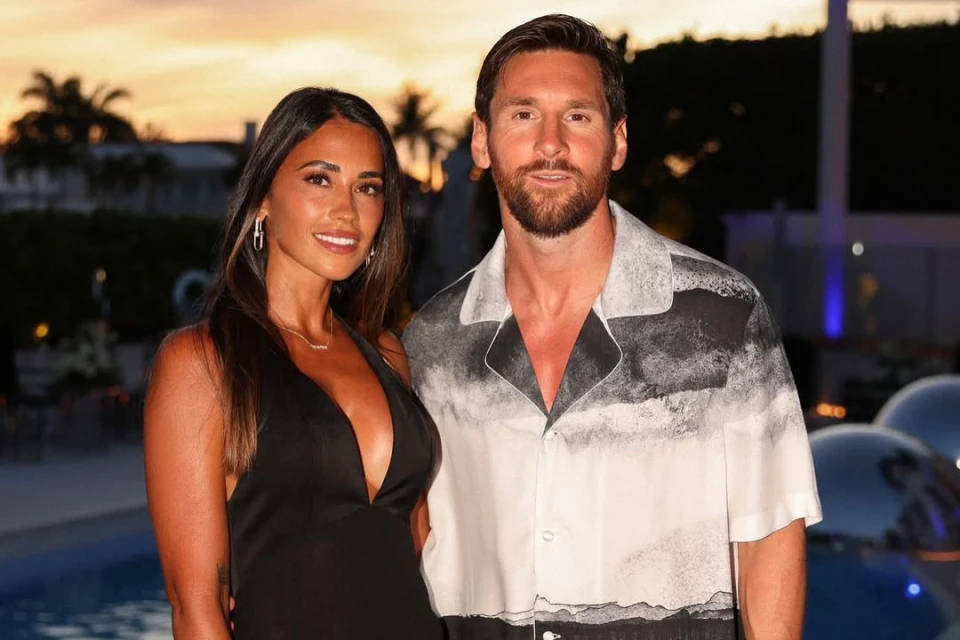 El cumple de Lionel Messi en fotos: abrazo familiar, torta con guiño y un ausente especial