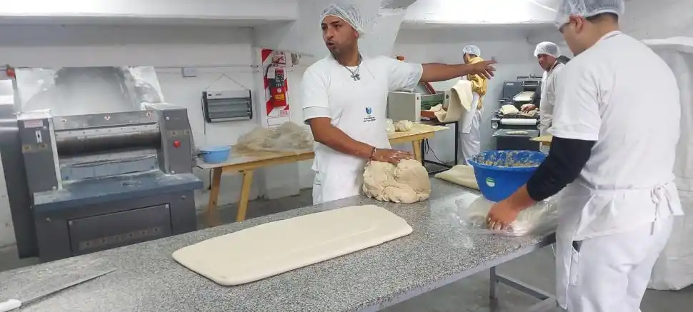 PANADERÍA. Este año se habilitó un servicio para que la gente retire pan.