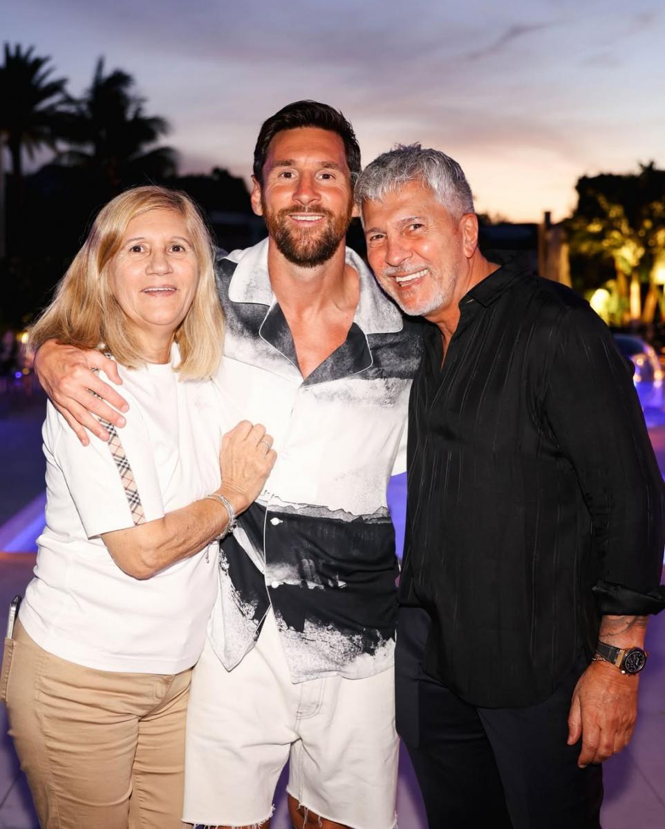 El cumple de Lionel Messi en fotos: abrazo familiar, torta con guiño y un ausente especial