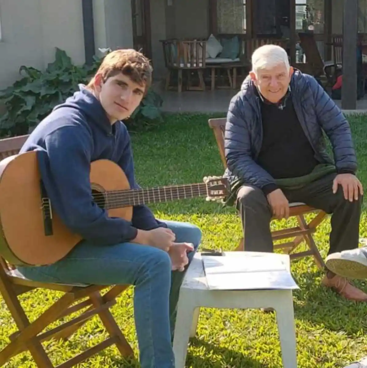 RAÍCES. Cuello junto a su abuelo paterno, quien lo impulso a cantar desde pequeño.