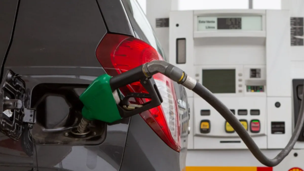 Nuevos precios de combustibles en Chile: bajan las bencinas, pero suben el diésel y la parafina