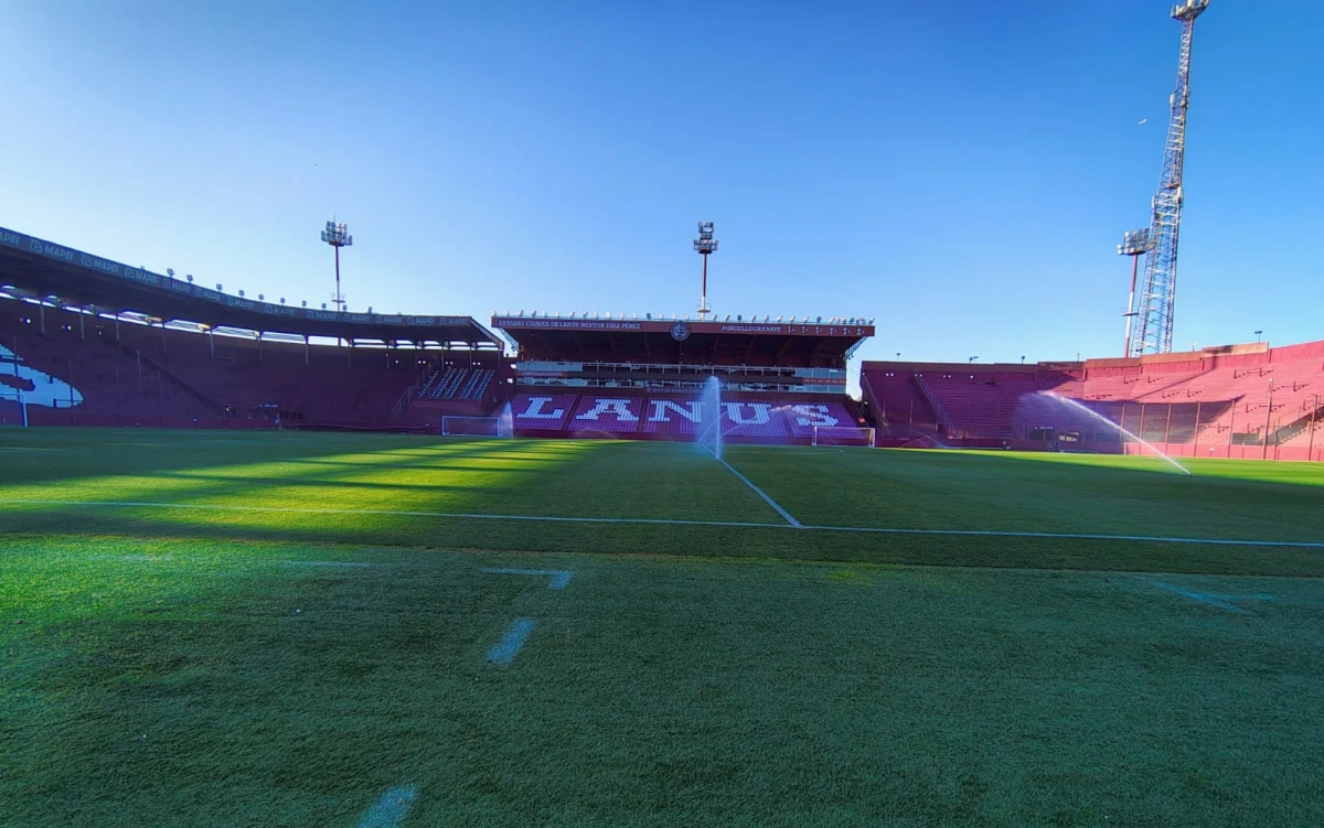 La cancha de Lanús tiene aulas debajo de las tribunas. 