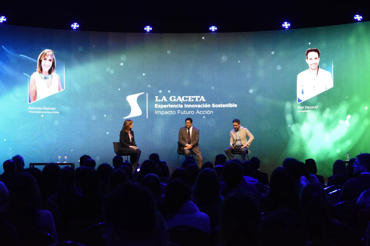 COMIENZO. Patricia Malnati y Fernando Decoud, en el arranque de la mesa panel, moderada por el editor de Economía de LA GACETA, Marcelo Aguaysol. LA GACETA / FOTO DE ANALÍA JARAMILLO
