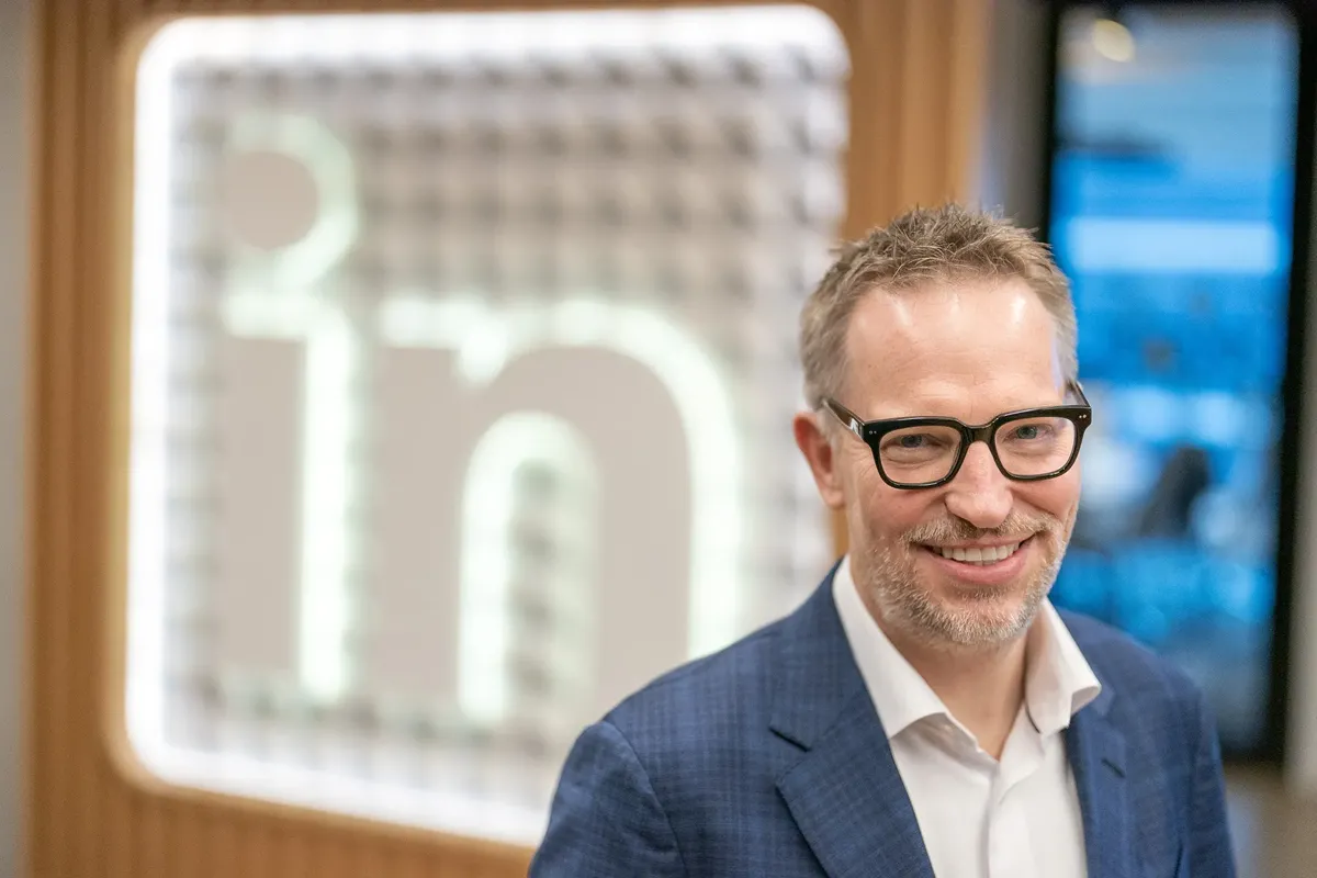 EN UNA ENTREVISTA. El propio CEO de LinkedIn, Ryan Roslansky, reconoció que la herramienta de asistente de escritura con IA no tuvo la recepción esperada. / BLOOMERANG 