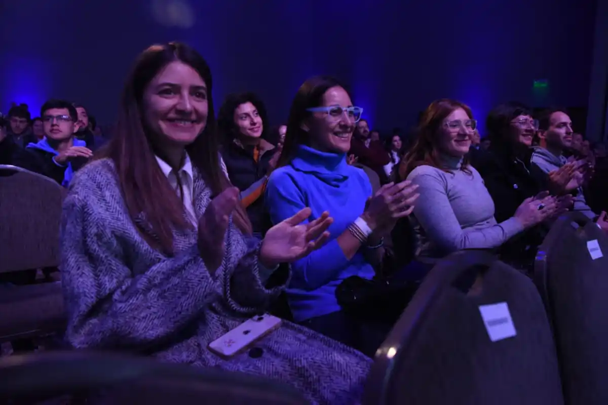 MOTIVADAS. Contreras arengó al público a 