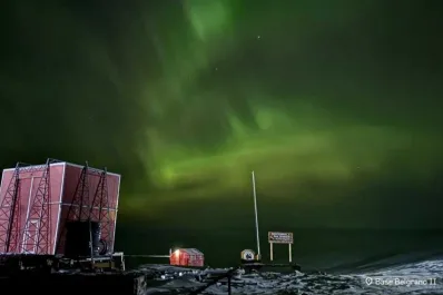 Colores en el viento: las auroras australes sorprendieron a la Antártida anoche