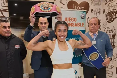 La Turquita Manzur, lució impecable en el pesaje de la pelea en la que expone sus tres títulos