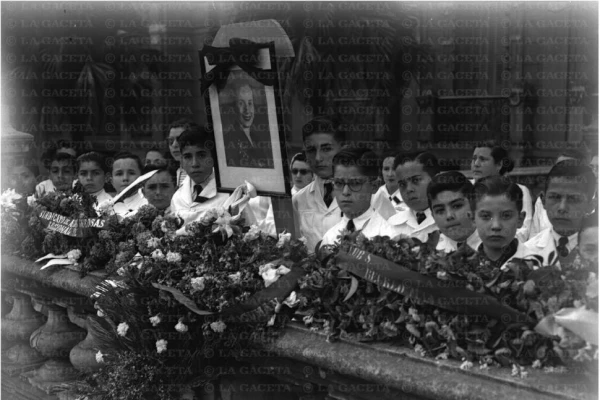 Recuerdos fotográficos: ofrendas florales por la muerte de Evita en 1952