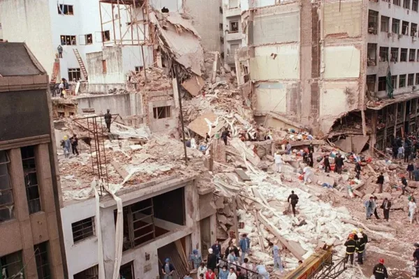 Atentado a la AMIA: ordenan juicio en ausencia para los 10 acusados prófugos