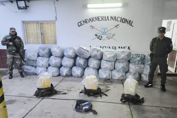 Intentaron cruzar el río fronterizo con 37 kilos de cocaína, mercadería de contrabando y un arma de fuego