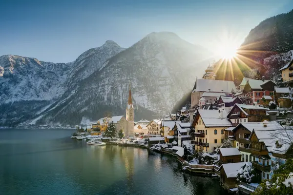 Conocé el pueblo que inspiró una película infantil y terminó levantando un muro contra los turistas