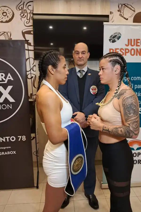 FRENTE A FRENTE. El pesaje fue tranquilo entre las boxeadoras. Se guardaron todo para mostrarlo en el ring.