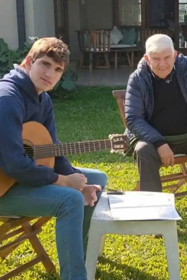 RAÍCES. Cuello junto a su abuelo paterno, quien lo impulso a cantar desde pequeño.