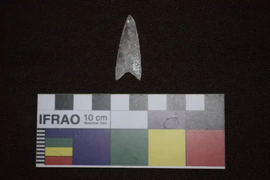 PROYECTIL. Una punta de flecha de cuarzo que según los investigadores 