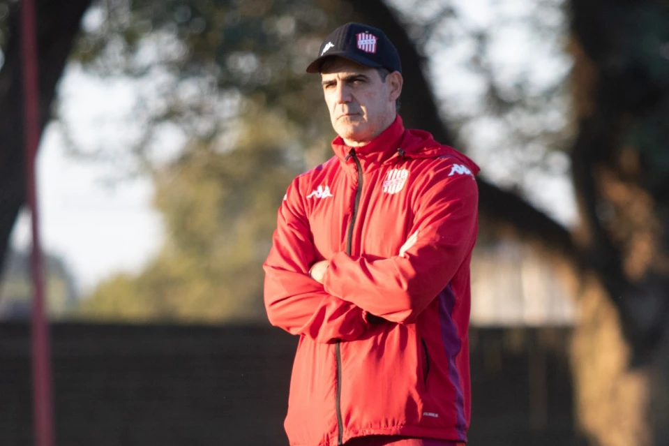 ENFOCADO. Martos analiza el 11 titular que saldrá a la cancha el sábado.