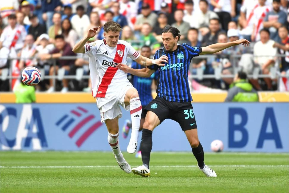 LUCHA. Matteo Darmian (derecha) trata de frenar a Facundo Colidio, que contó con una gran chance en el complemento.