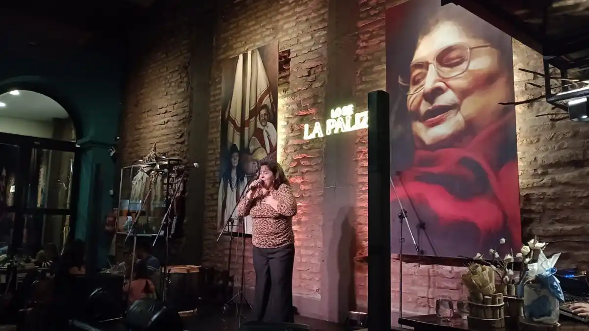 ESCENARIOS. Lemo cantó en un restaurante tucumano.