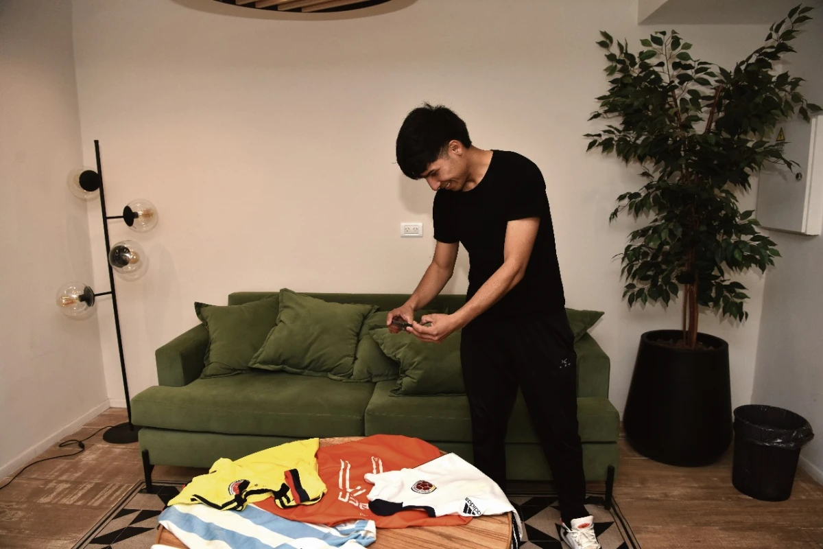 RECUERDOS. Los clubes suelen regalarle las camisetas cuando Chon va a generar contenido. FOTO DE OSVALDO RIPOLL