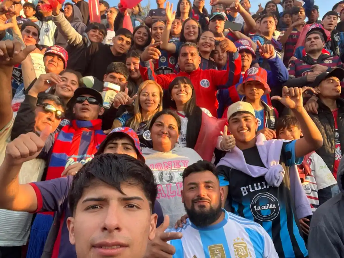ENTRE LA GENTE. Córdoba vive varios partidos en el corazón de las tribunas. FOTO GENTILEZA DE HÉCTOR ARMANDO CÓRDOBA