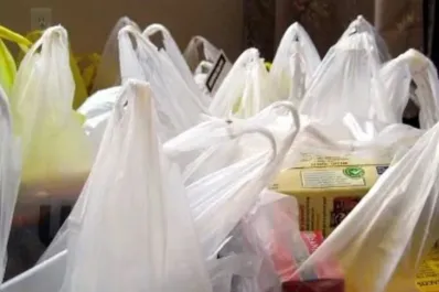 ¿Guardás todas las bolsas del súper? Esto es lo que dice la psicología sobre ese hábito