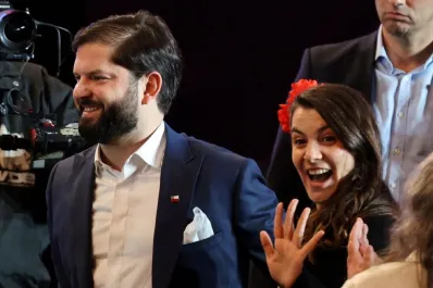 Del primer saludo al nacimiento de Violeta: la historia de amor entre Boric y Paula Carrasco