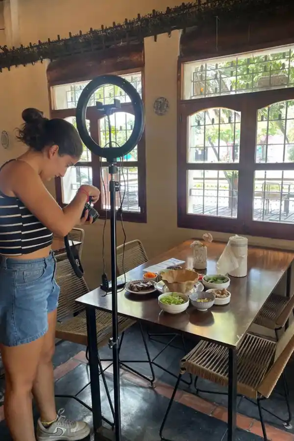 COMMUNITY MANAGER. TRABAJO JOVEN. Sofía comenzó sacando fotos para emprendimientos en pandemia y hoy trabaja como community manager mientras estudia en la universidad.