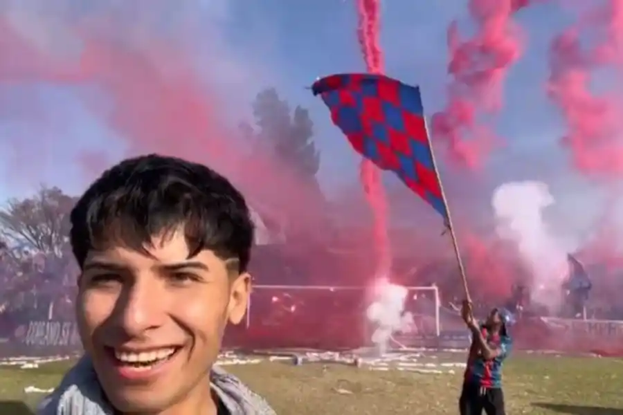CON LOS COREANOS. La hinchada de San Lorenzo de Santa Ana deslumbra con su despliegue.