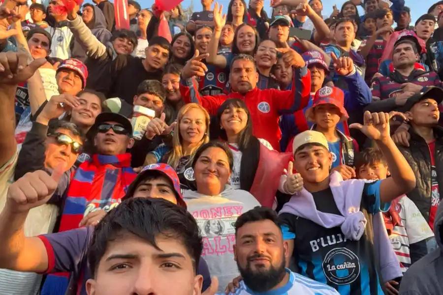 ENTRE LA GENTE. Córdoba vive varios partidos en el corazón de las tribunas. FOTO GENTILEZA DE HÉCTOR ARMANDO CÓRDOBA