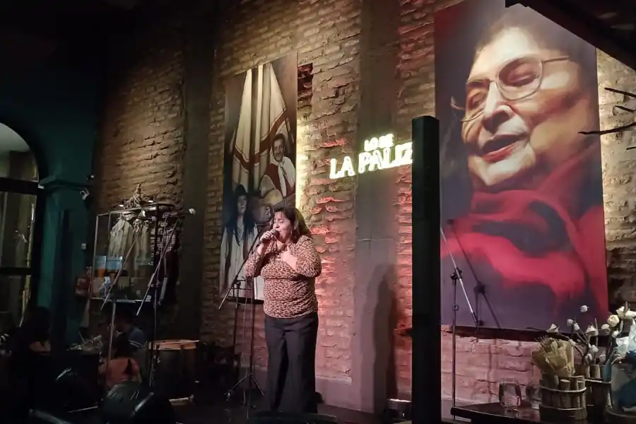 ESCENARIOS. Lemo cantó en un restaurante tucumano.