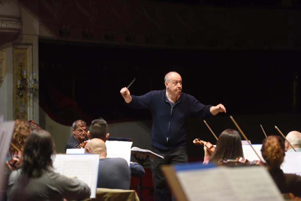 ROBERTO BUFFO. Con su batuta dirigirá el recital de esta noche. 