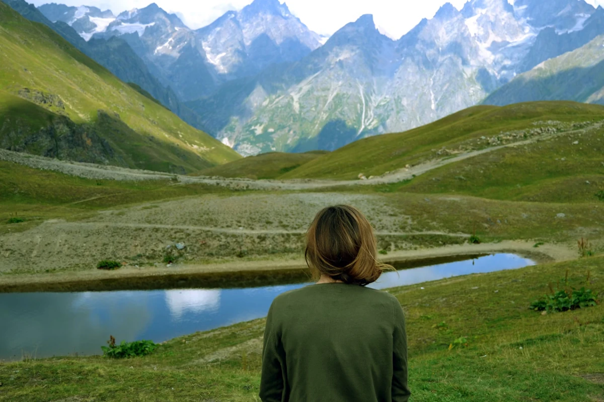 PAISAJE DE GEORGIA. Una joven en la zona de los lagos Koruldi. / UNSPLASH