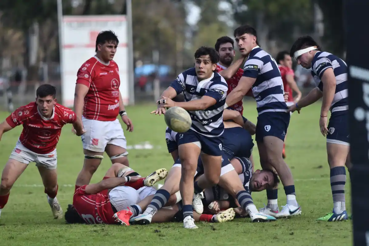 Sobre el final, Universitario se llevó el clásico ante Los Tarcos y está en semifinales del Torneo del Interior B