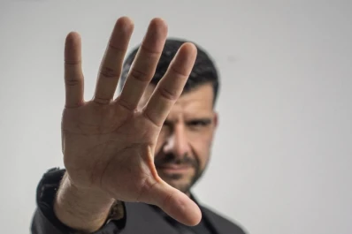 Magia en el teatro Alberdi: Maxi González se desdobla en tres personajes