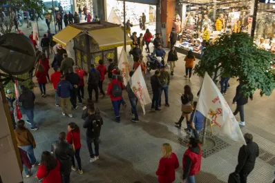 Comercio acordó un nuevo aumento salarial más sumas fijas hasta diciembre: de cuánto será la suba
