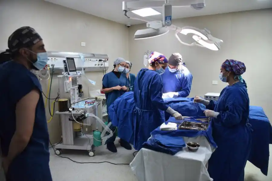 LA CIRUGÍA. Los profesionales operaron a Ignacio de una hernia inguinal.